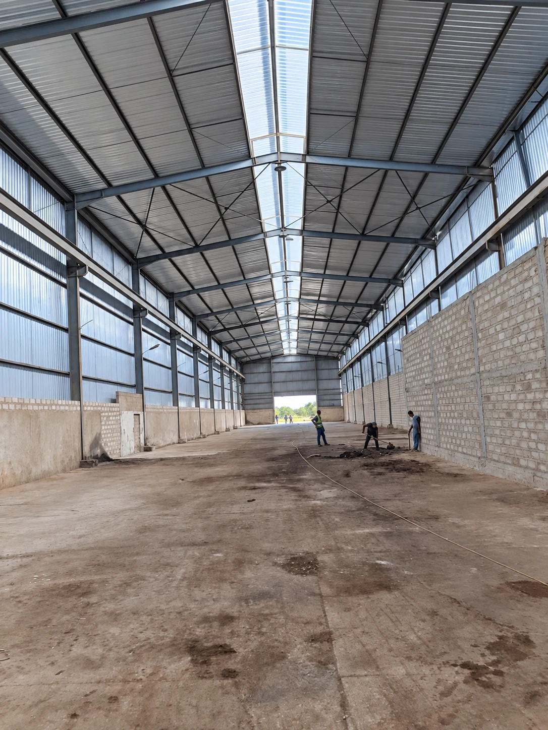 Grande allée intérieure d’un hangar