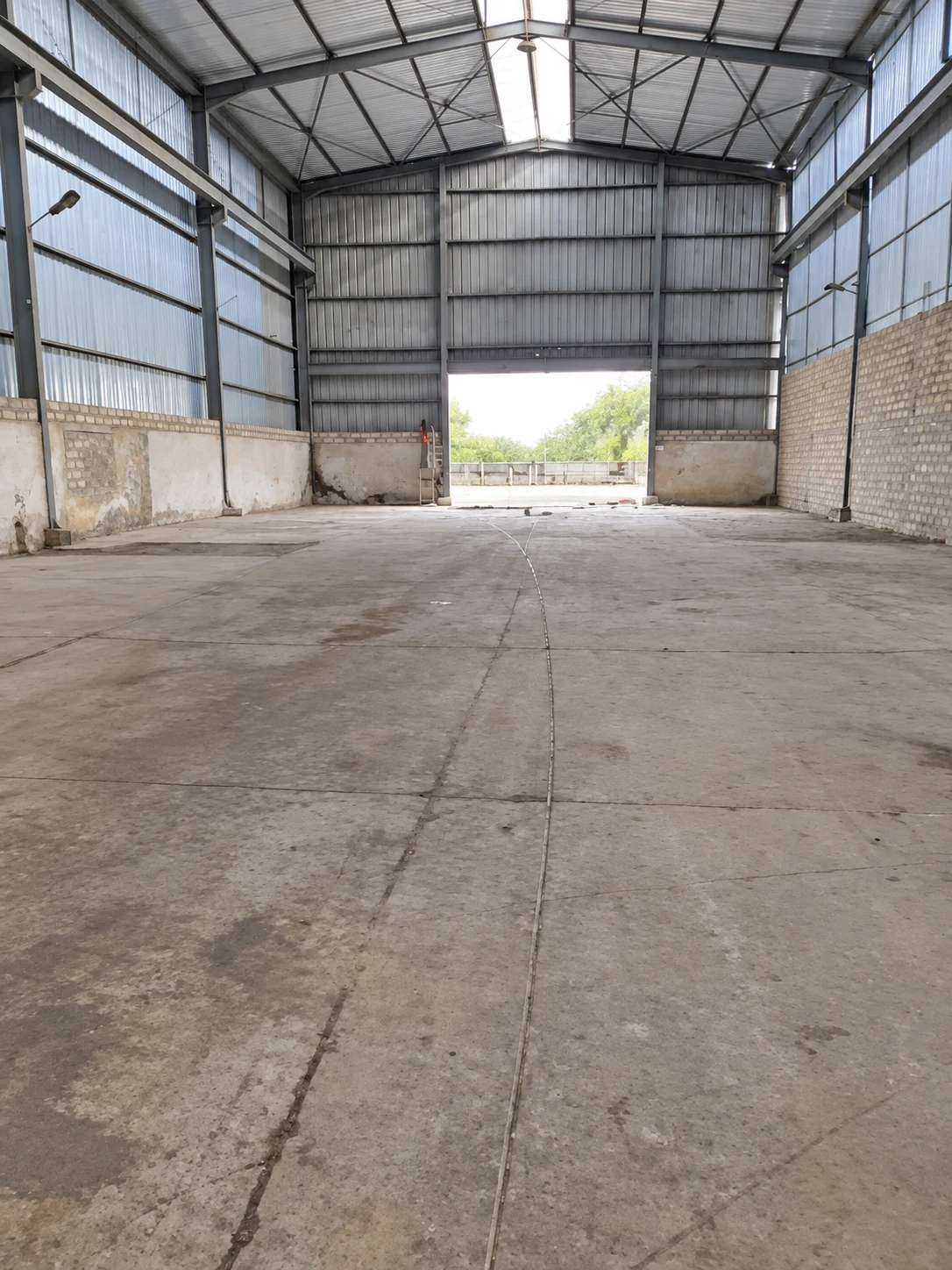Hangar avec large ouverture pour les flux logistiques
