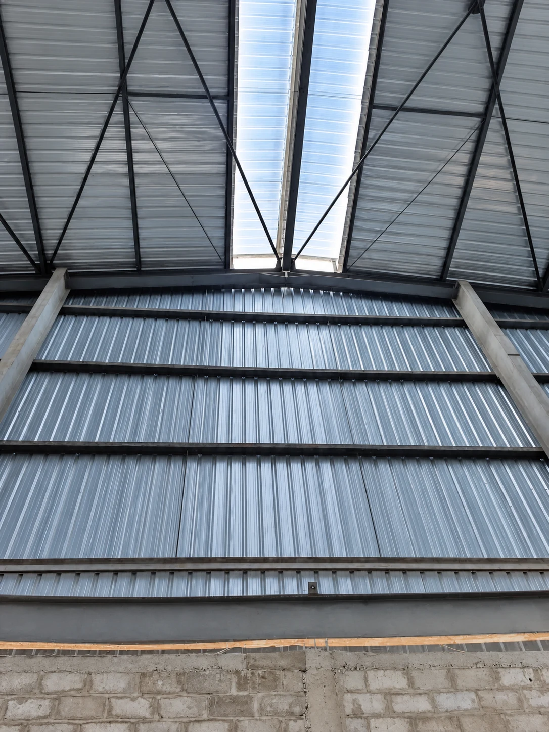 Structure métallique et apport de lumière naturelle d’un hangar