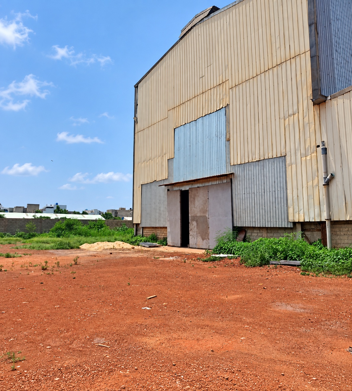 Façade latérale d’un hangar SOSETRA à Mbao